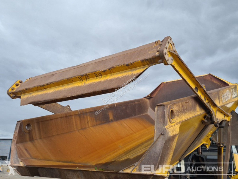 عربة قلابة Bell B30E