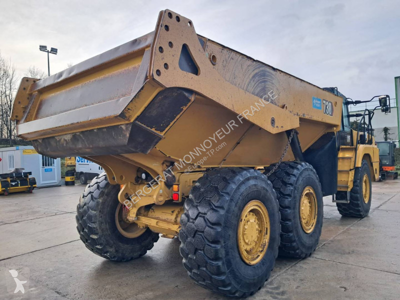 عربة قلابة Caterpillar