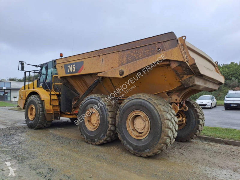 Sklápač Caterpillar 745