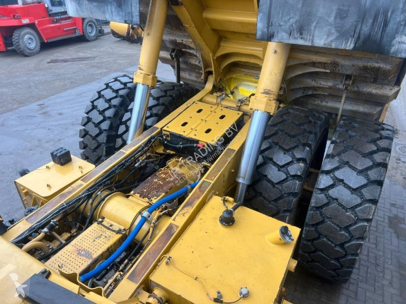 عربة قلابة Caterpillar
