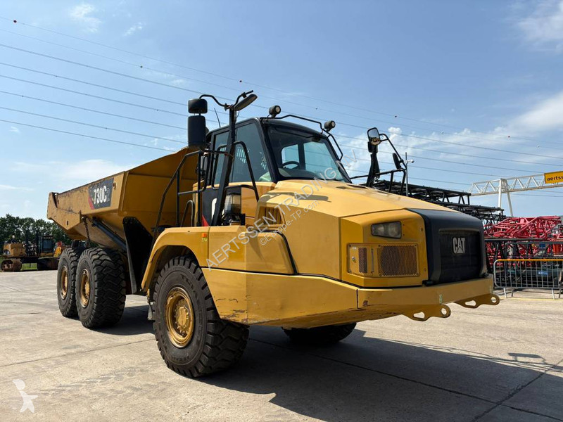 عربة قلابة Caterpillar