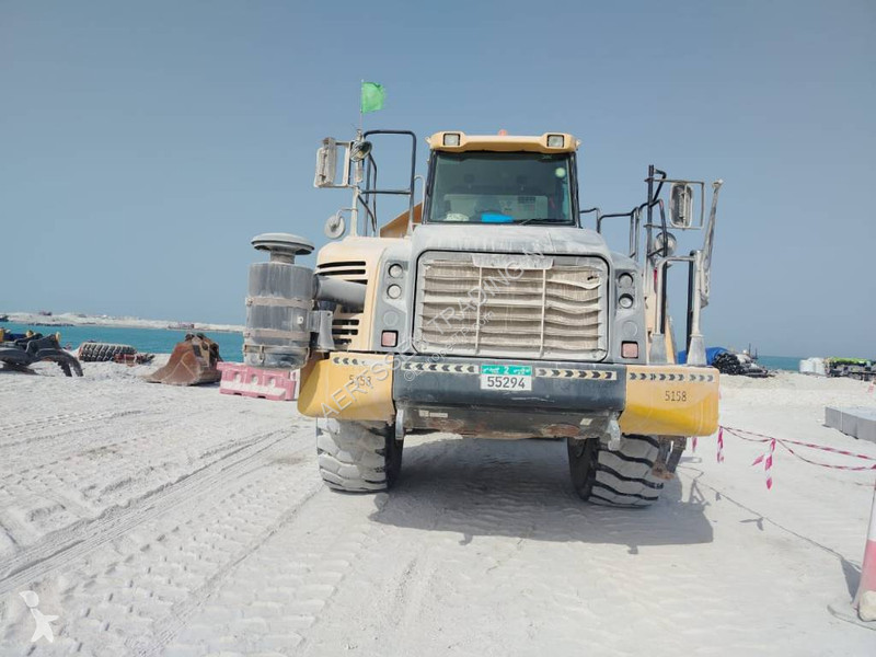 Dumper Komatsu R 4 pieces available in Abu Dhabi)