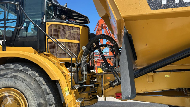 Sklápač Caterpillar 6X6