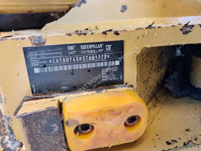 Sklápač Caterpillar 745
