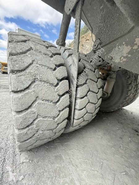 عربة قلابة Caterpillar