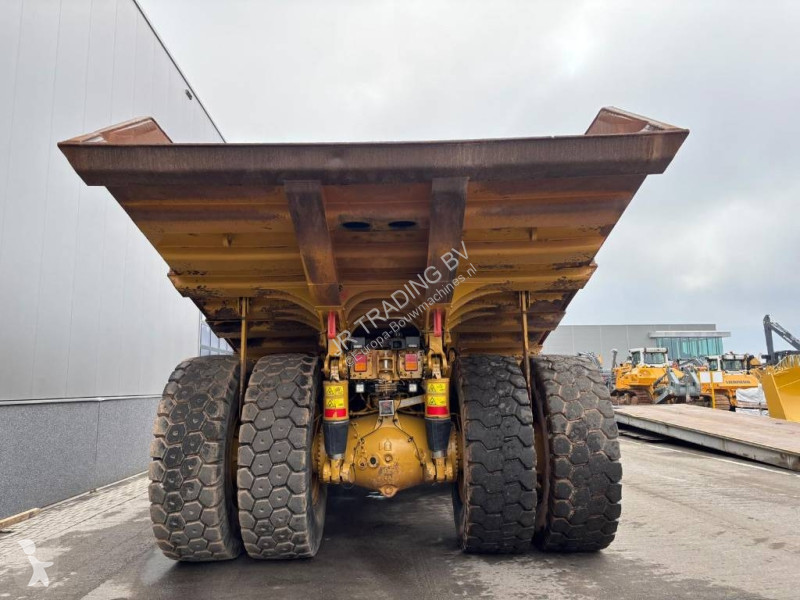 عربة قلابة Caterpillar