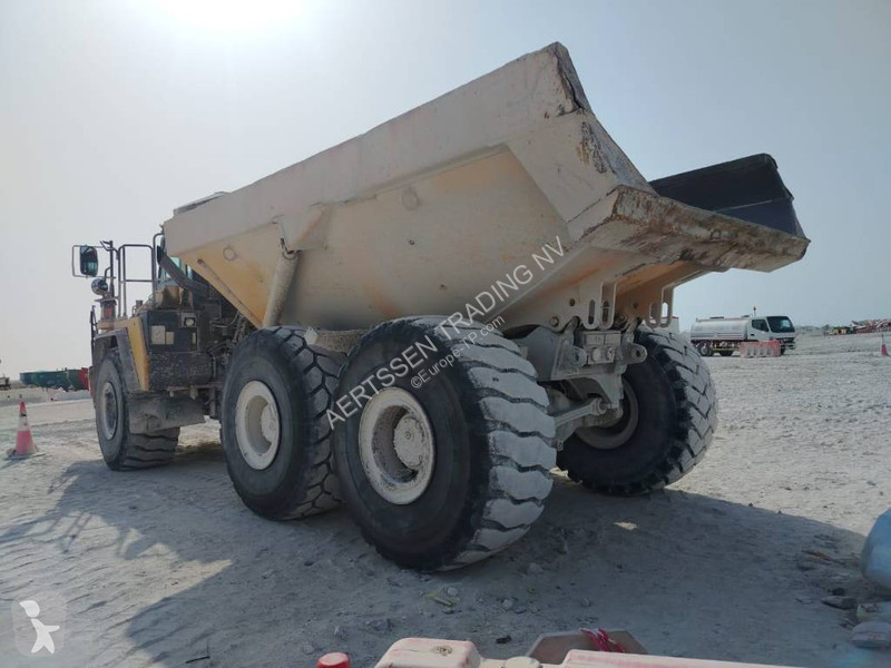 Dumper Komatsu R 4 pieces available in Abu Dhabi)