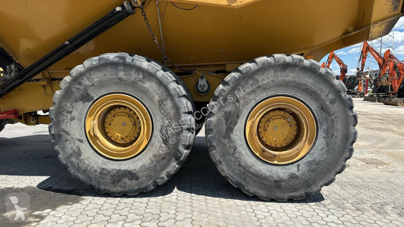 Sklápač Caterpillar 6X6