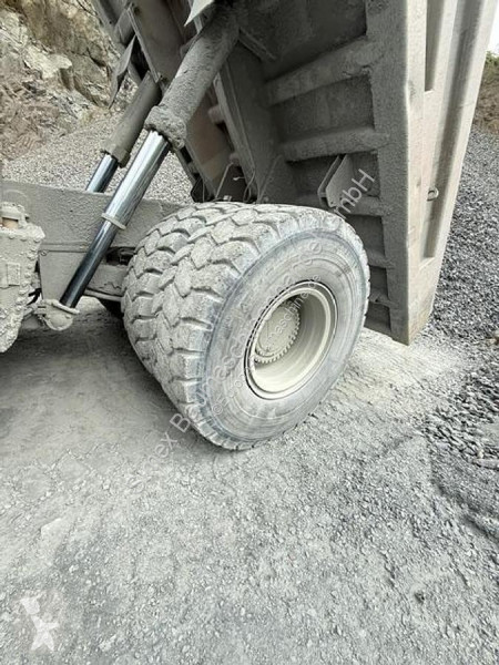عربة قلابة Caterpillar