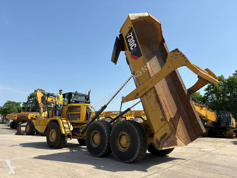 عربة قلابة Caterpillar