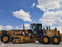 Niveladora Komatsu GD675 usada