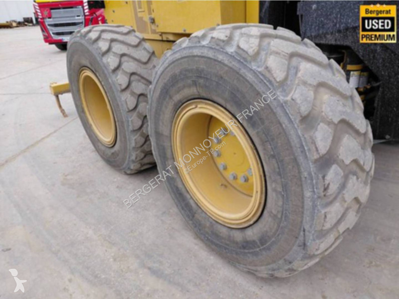 Grejder Caterpillar 120