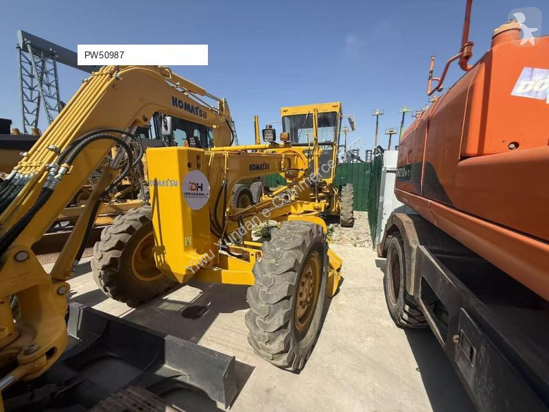Grejder Komatsu GD511A