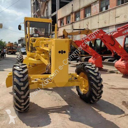 Grejder Komatsu GD511
