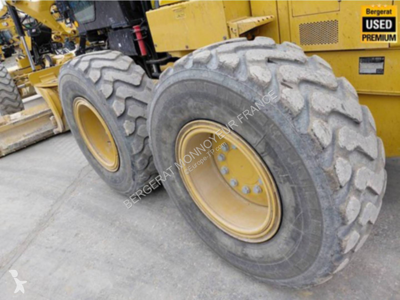 Grejder Caterpillar 120