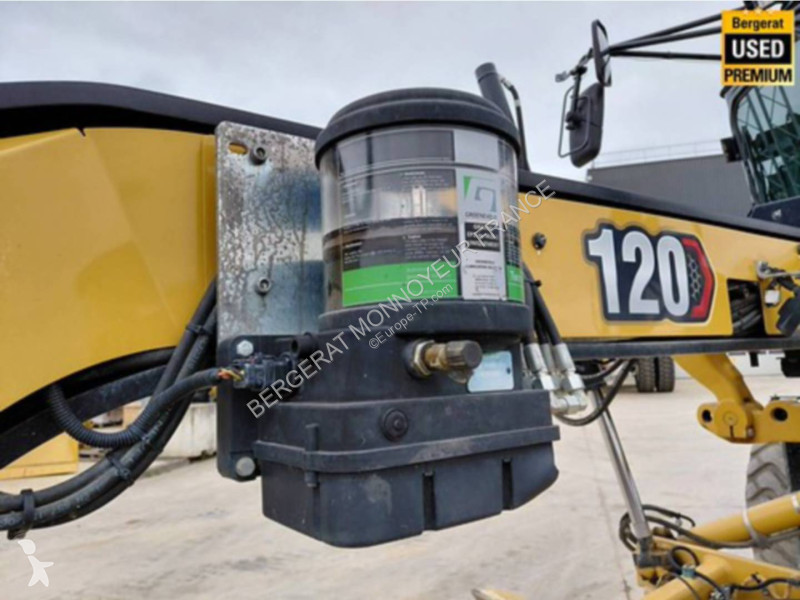 Grejder Caterpillar 120