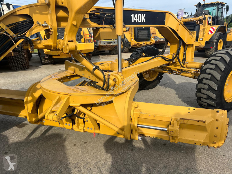 Grejder Caterpillar 140K .
