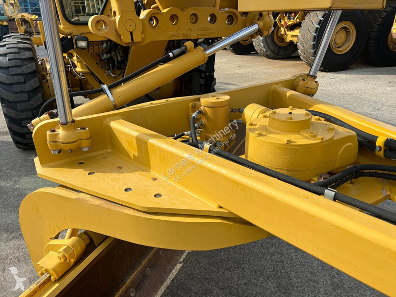 Grejder Caterpillar 140K .