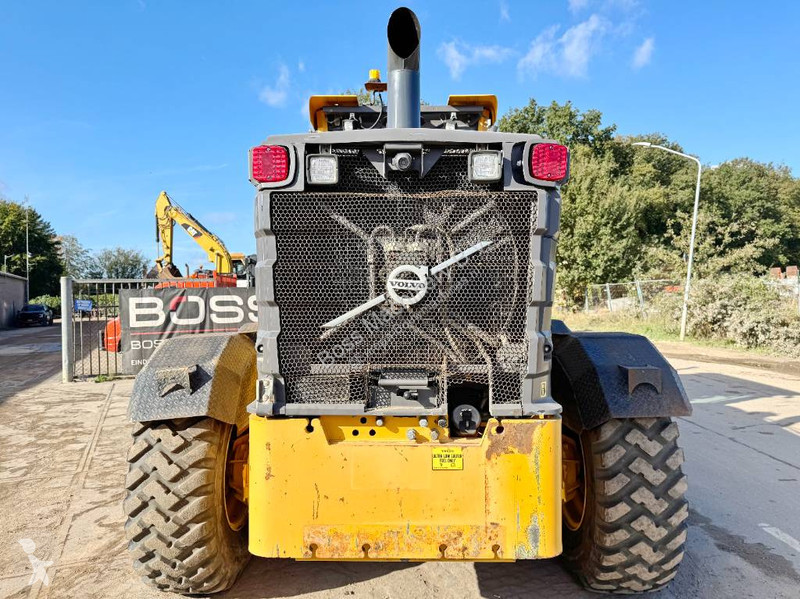 Grader Volvo B - 4.90 Meter Blade / Backup Camera