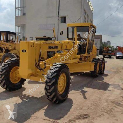 Grejder Komatsu GD511