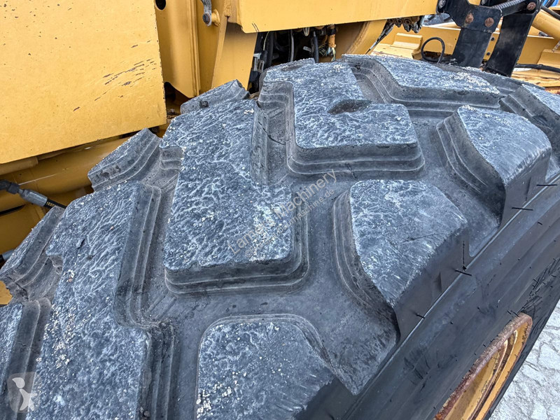 Niveladora Caterpillar 140K .