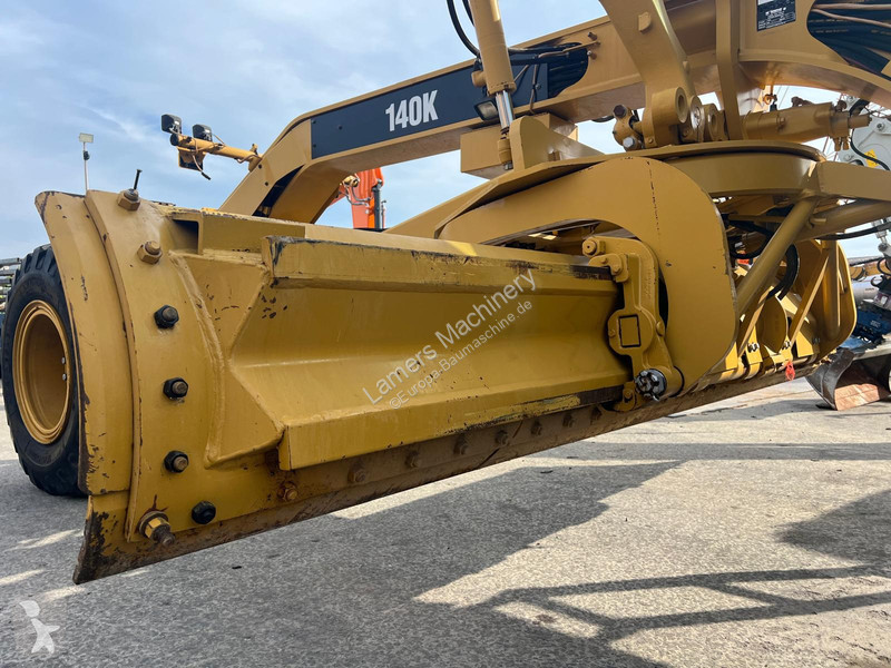 Grejder Caterpillar 140K .