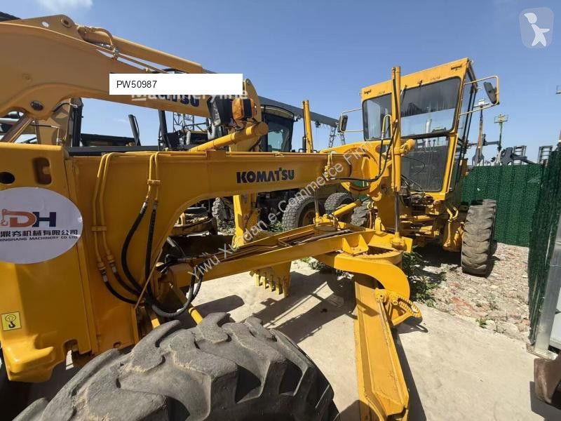 Grejder Komatsu GD511A