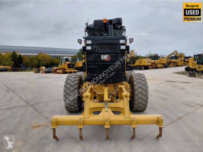 Grejder Caterpillar 120