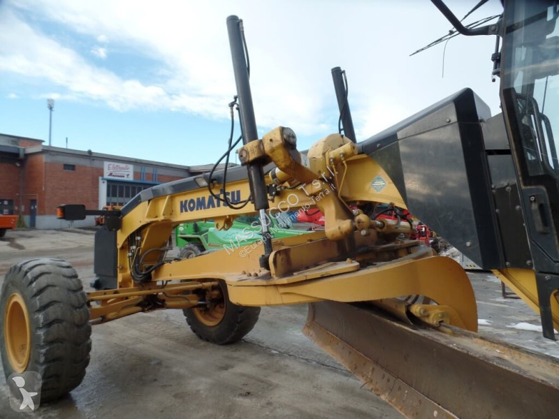 ممهدة طرق Komatsu GD675-5