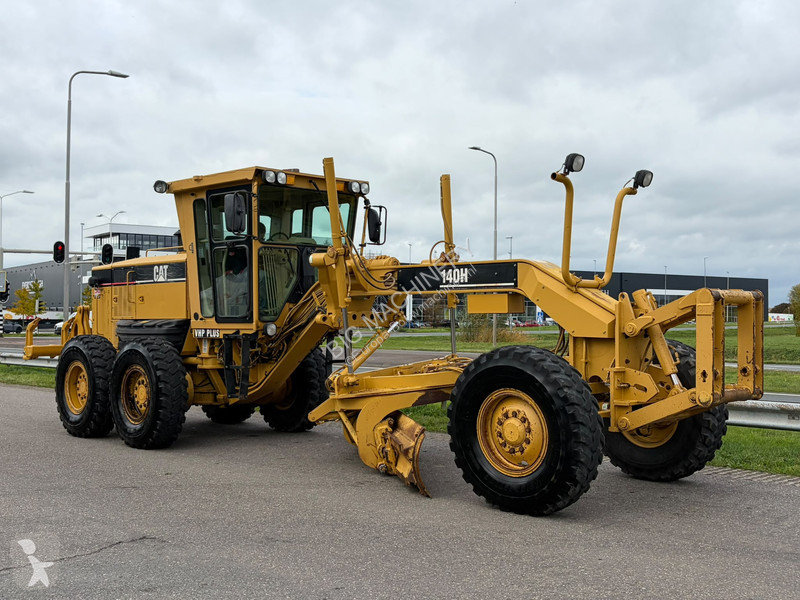 Грейдер Caterpillar