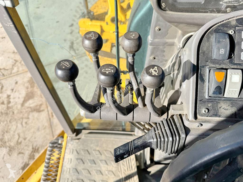 Grader Volvo B - 4.90 Meter Blade / Backup Camera