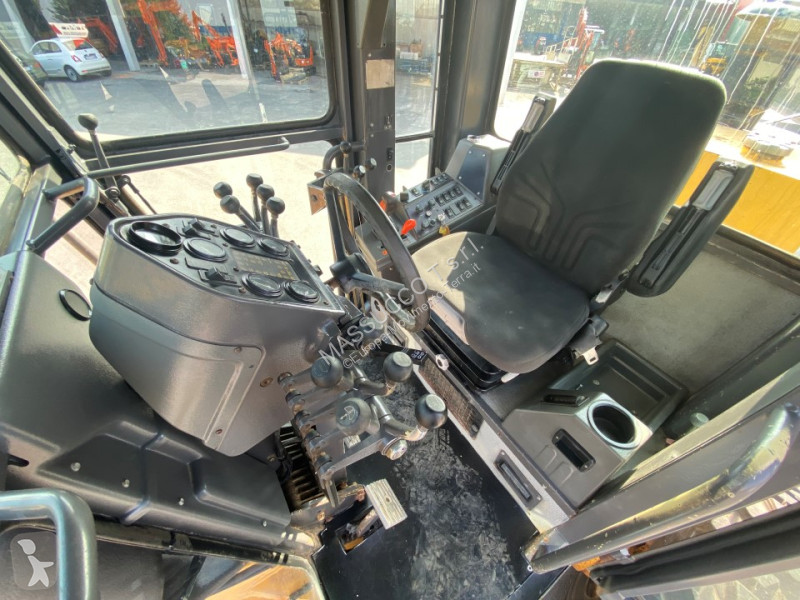 ممهدة طرق Volvo G740VHP