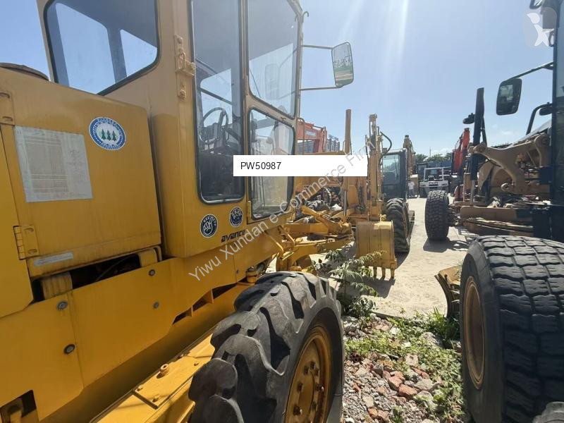 Grejder Komatsu GD511A