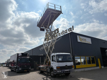Hoogwerker op vrachtwagen Mercedes