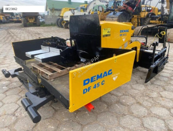 Obras de carretera pavimentadora Demag