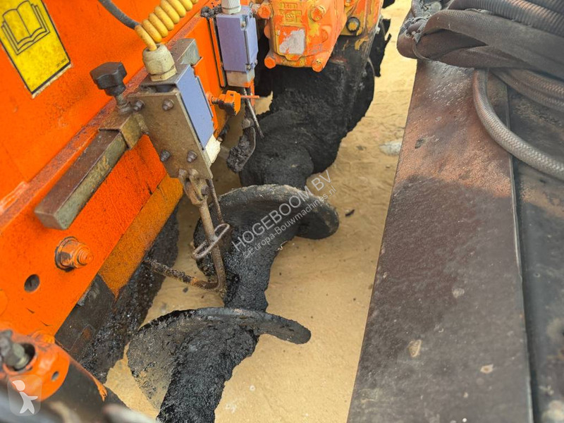 Cestné staviteľstvo Caterpillar AP 300