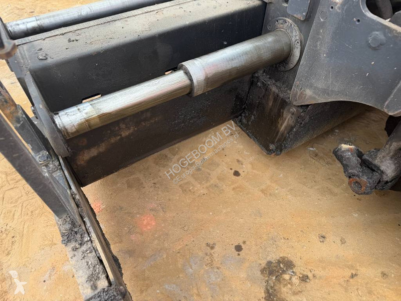 Cestné staviteľstvo Caterpillar AP 300
