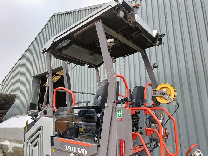 Wegenbouw Volvo P 2870 D paver finisher...
