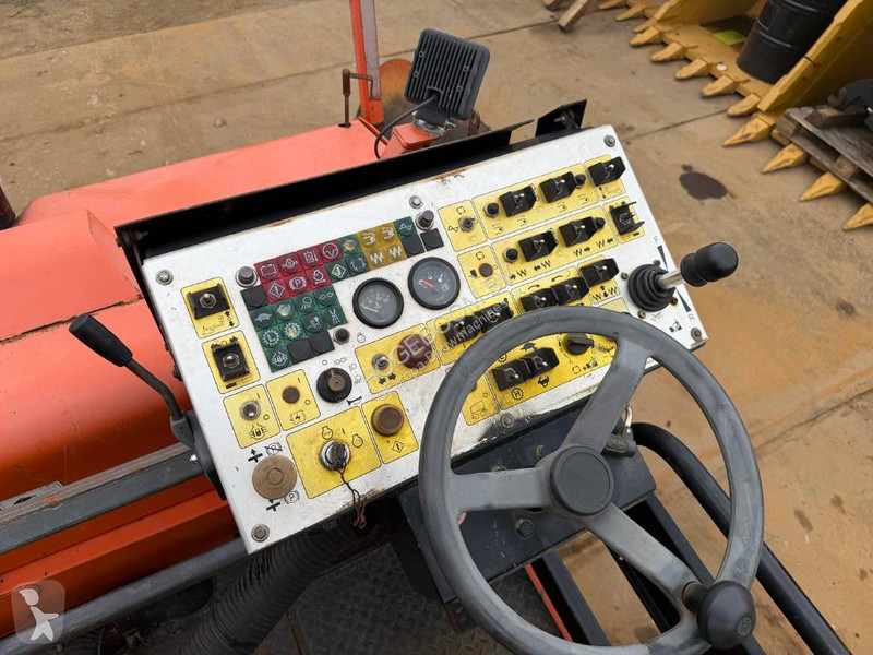 Cestné staviteľstvo Caterpillar AP 300