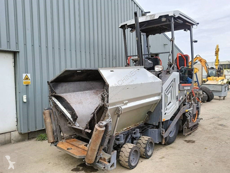 Wegenbouw Volvo P 2870 D paver finisher...