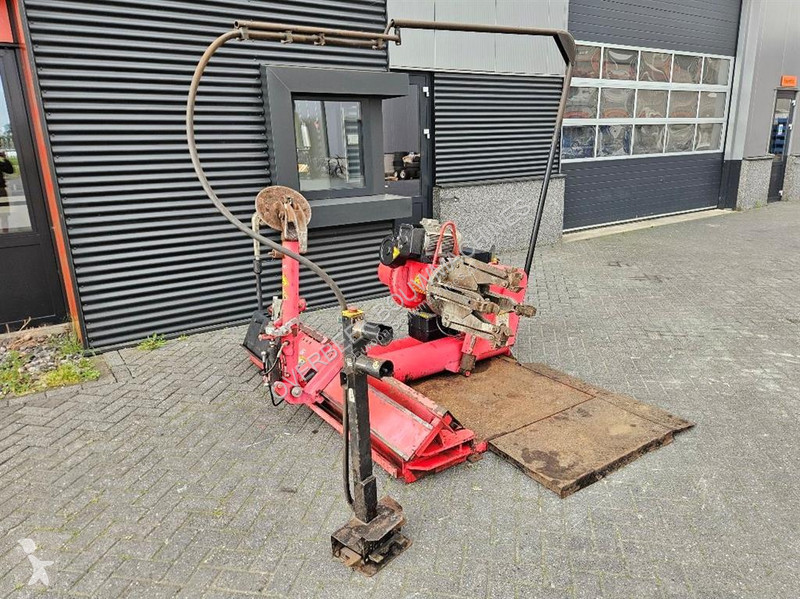 Vägarbeten  T980 - Truck tyre...