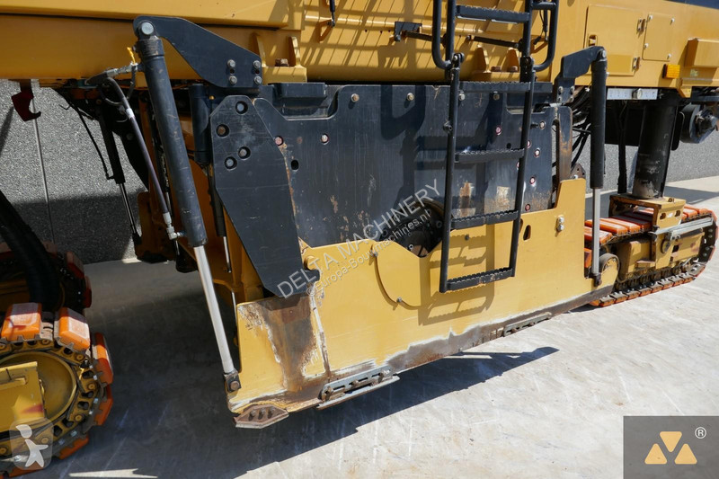 Lavori stradali Caterpillar PM622