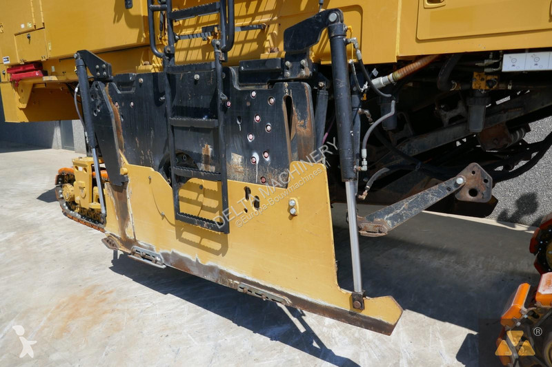 Lavori stradali Caterpillar PM622