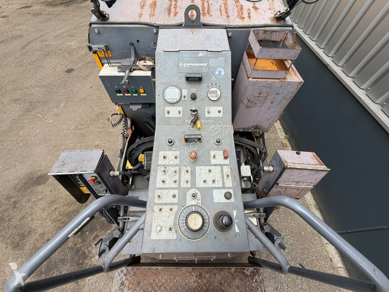 Cestné staviteľstvo Dynapac F1200CS