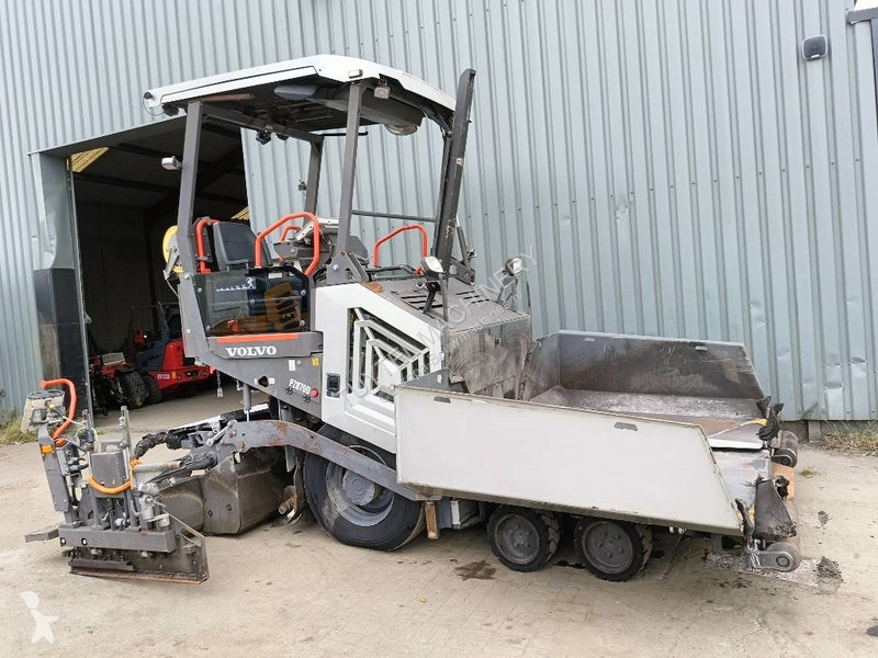 Wegenbouw Volvo P 2870 D paver finisher...