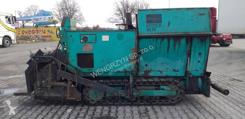 Vejarbejde  Rozścielacz do asfaltu VÖGELE 690