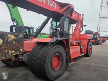 Reach stacker