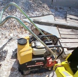Vibrating plate compactor