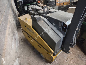 Compactador de mão Bomag