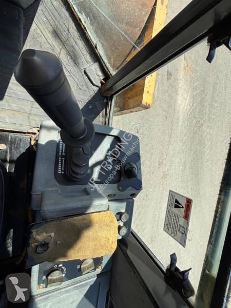 مدحلة Caterpillar CS 76